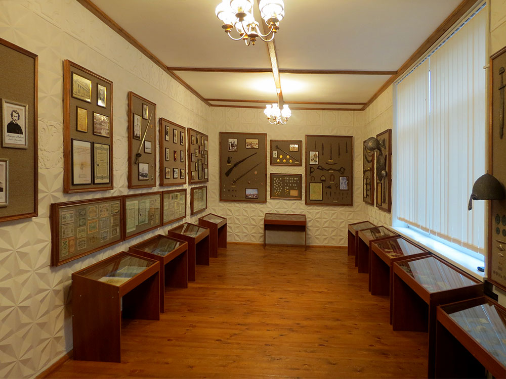 В експозиції — археологічні знахідки, зброя, монети, ордени різного часу